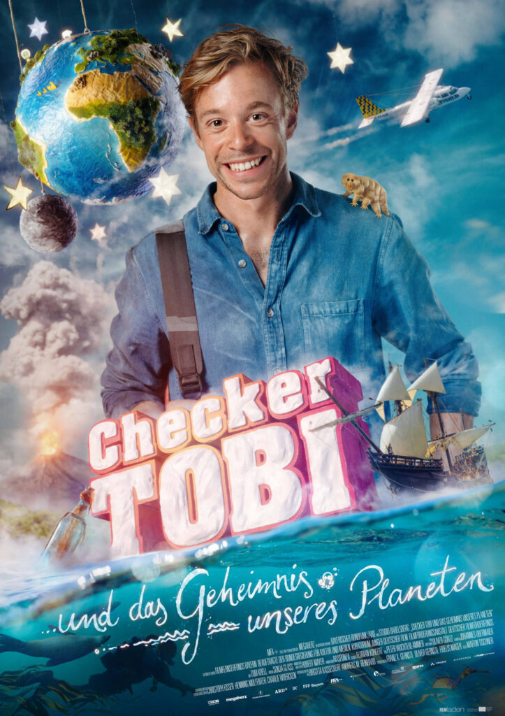 Plakat zum Film Checker Tobi & das Geheimnis unseres Planeten. Checker Tobi und im Hintergrund Himmel mit Erde, Flugzeug und Wolken