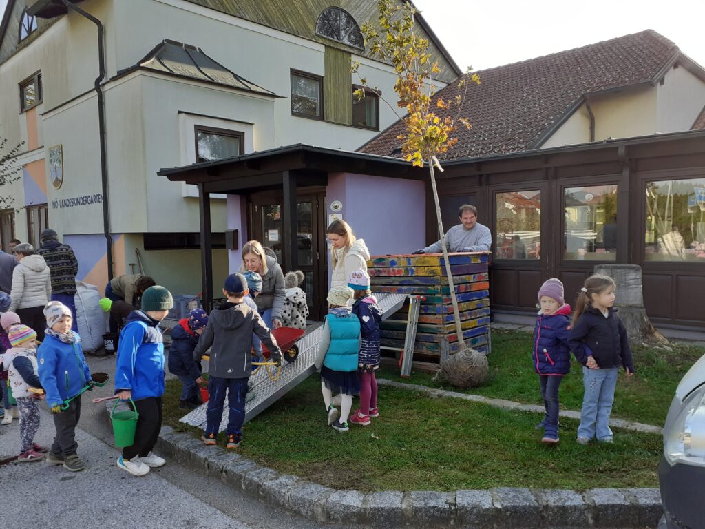 Kindergarten Göllersdorf pflanzt Bäume